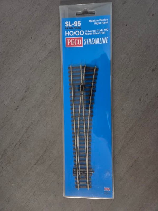 PECO HO Scale Medium Radius Right Hand Point - Code 100 SL-95