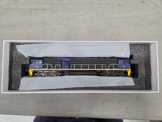 On Track Models HO Scale Freight Rail 8252 Locomotive - DC/DCC Ready