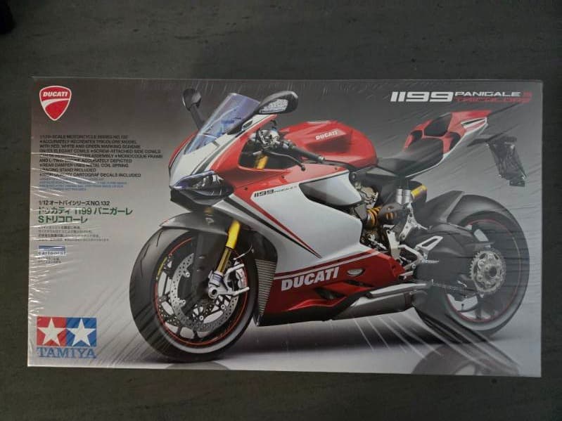 Revell Ducati 1199 Piangle Tricolour - 1:12 Scale Model Kit
