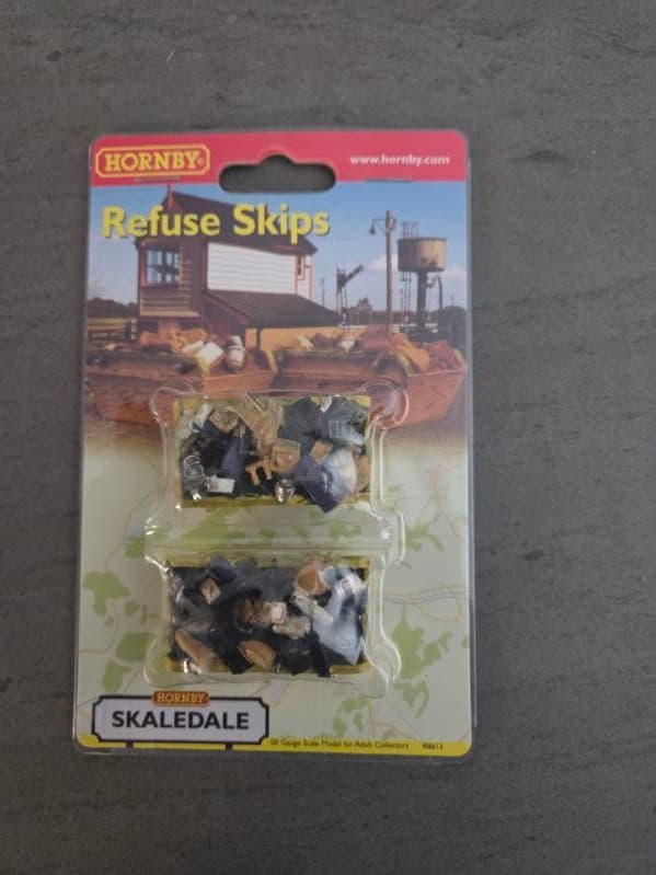 Hornby HO Scale Skip Bins with Refuse